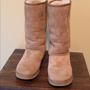 Brown/tan Ugg boots women’s size 8 in good cond.